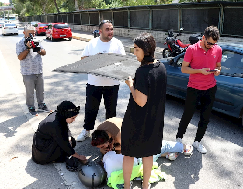 Yaralı motosikletliyi sağlık ekibi gelene kadar bagaj halısıyla güneşten korudular