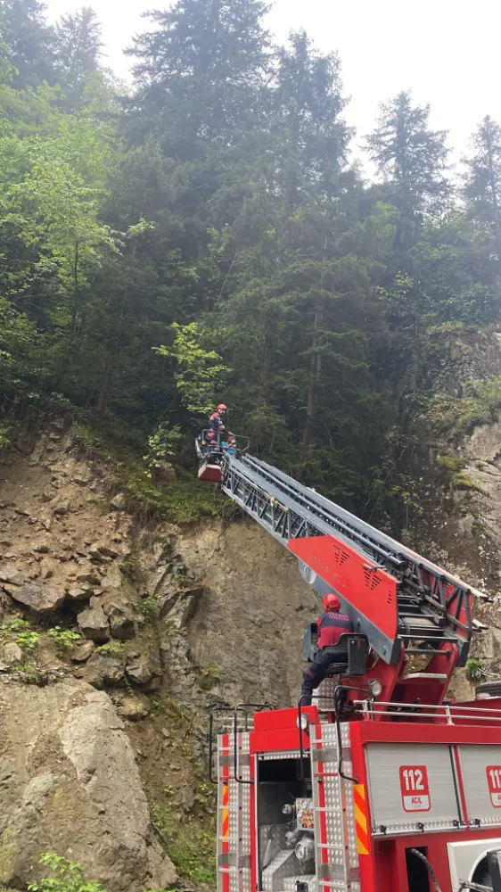 Trabzon İtfaiyesi Kayalıklarda Mahsur Kalan Baba ve Oğulu Kurtardı