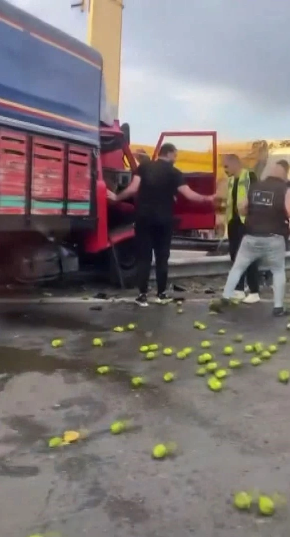 İstanbul- Avcılar TEM Otoyolunda yön tabelasına çarpan kamyonetin motoru fırladı