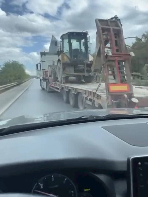 İstanbul - Kadıköy’de trafikte yol verme tartışması kamerada 