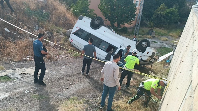 SİVAS - Fındık işçilerini taşıyan minibüs 10 metreden uçtu: 14 yaralı (VİDEO EKLENDİ)