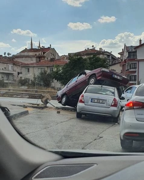 Trafik lambasına çarpıp savrulan otomobil, ışıkta bekleyen otomobilin üzerine çıktı; 1 yaralı