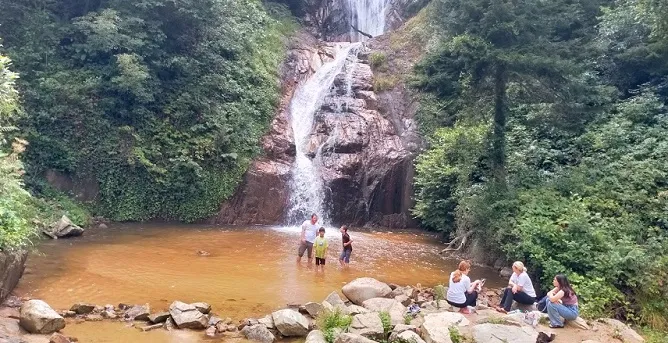 Manle Şelalesi: Yerli ve Yabancı Turistlerin Gözdesi