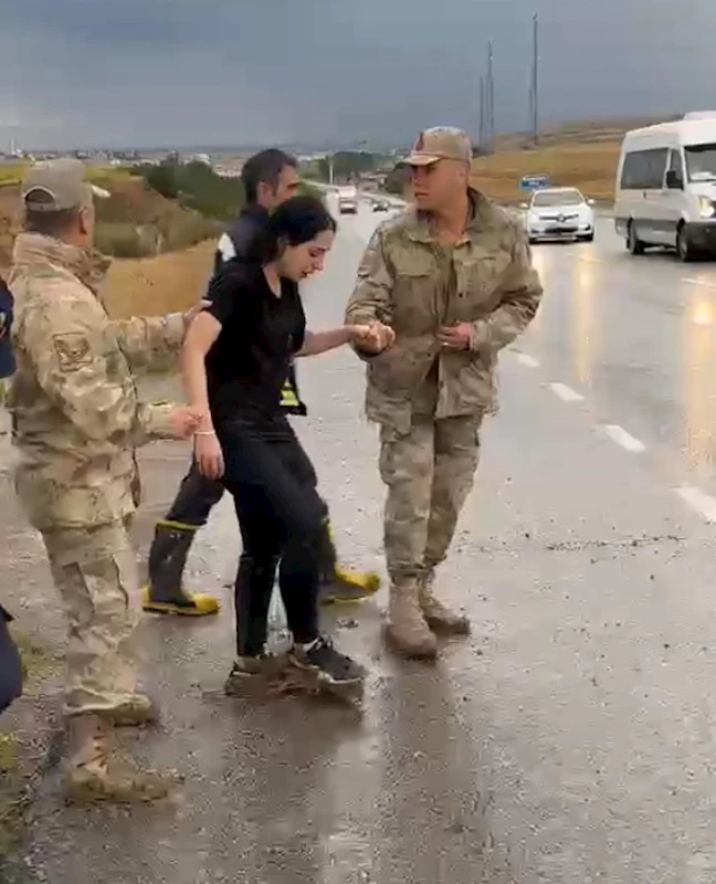 Otomobil kanala uçtu; anne-baba öldü, kızları yüzerek kurtuldu / Ek fotoğraflar