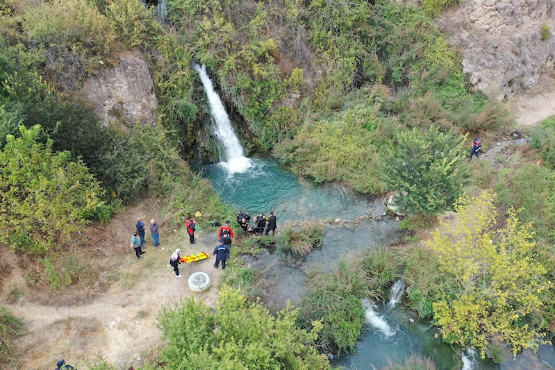 İki çocuğunu boğulmaktan kurtardı, kendisi öldü