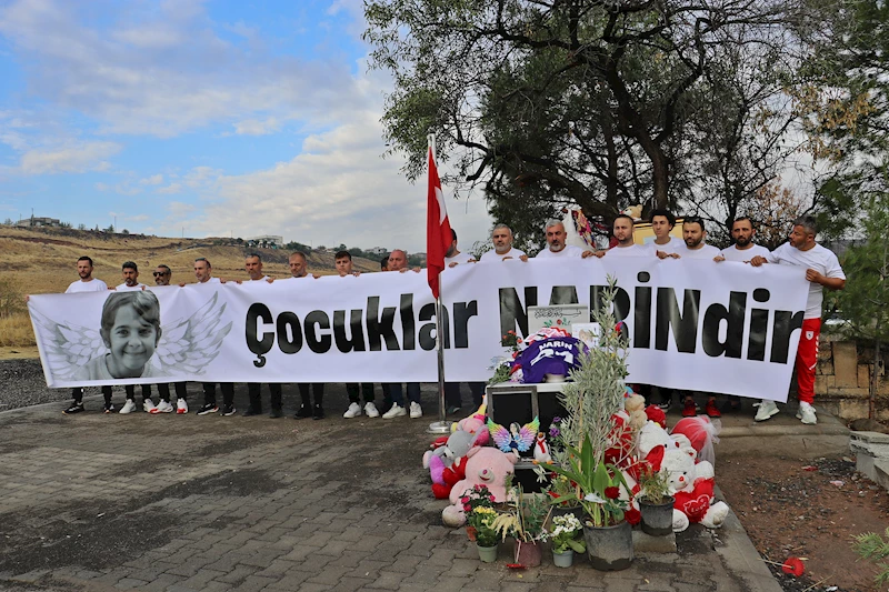 Samsunspor taraftarlarından Narin’in mezarına ziyaret