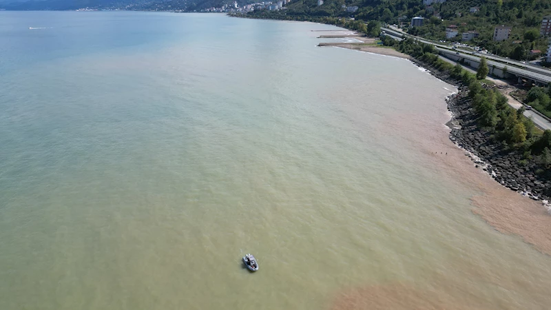 Trabzon’da sel sonrası Karadeniz renk değiştirdi; kayıp kişi aranıyor 