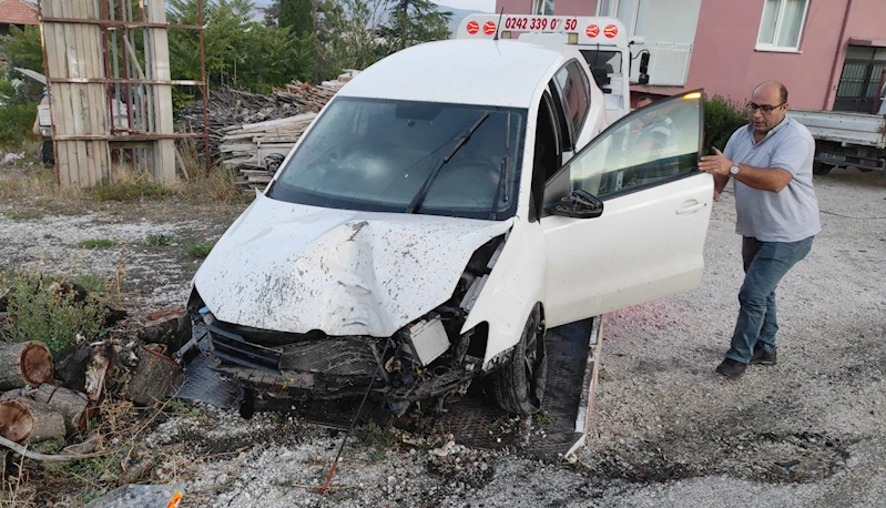 Otomobil direği devirdi, köy elektriksiz kaldı