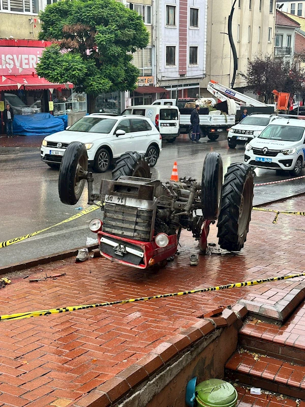 Devrilen traktörün sürücüsü öldü; kaza kamerada