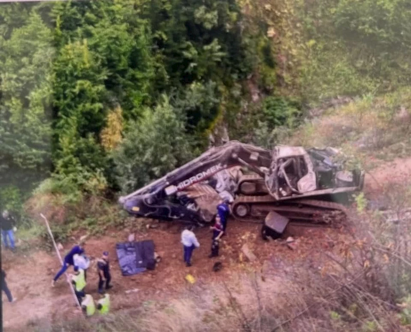 Artvin’de iş makinesi yüklü TIR şarampole yuvarlandı: 2 ölü 