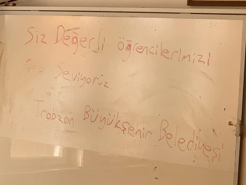 Trabzon Büyükşehir Belediyesi ekipleri selden etkilenen okulun öğrencilerine not bıraktı