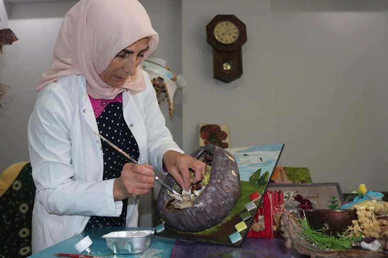 Çöp diye atılan malzemeleri tasarlayıp objelere dönüştürüyor