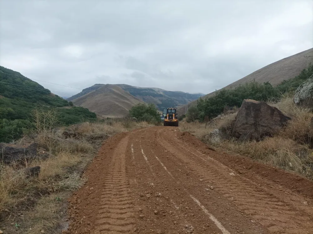 Hınıs Belediyesi, Kışa Hazırlık İçin Yol Bakım Çalışmalarını Hızlandırdı