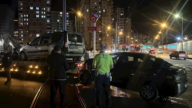 KAYSERİ - Hafif ticari araçla çarpışan otomobilin sürücüsü kaçtı: 5 yaralı (VİDEO EKLENDİ)