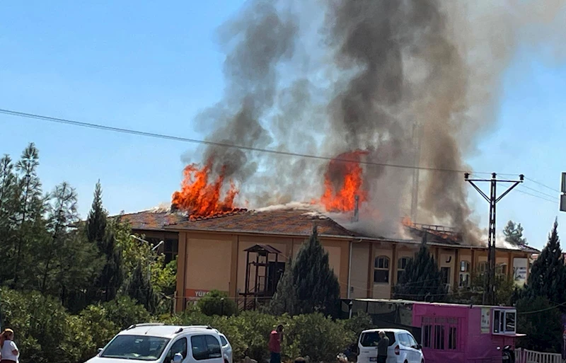 Gaziantep’te iş merkezinin çatısında yangın 