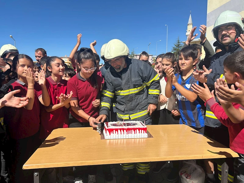 Okula yangın ihbarına gelen itfaiyecilere pastalı sürpriz 