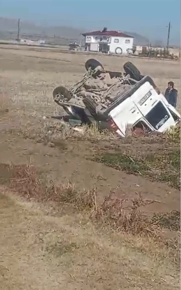 Ehliyetsiz sürücünün kullandığı minibüs takla attı: 4