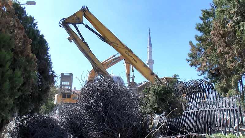 İstanbul - Kadıköy’de yıkım çalışması sırasında kopan beton parçaları camiye zarar verdi / Ek görüntüyle