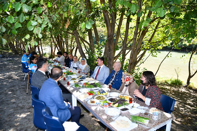 Tunceli’de, Evde Sağlık Hizmeti alan yaşlılar Munzur Vadisi Milli Parkı’nı gezdi, kahvaltı yaptı