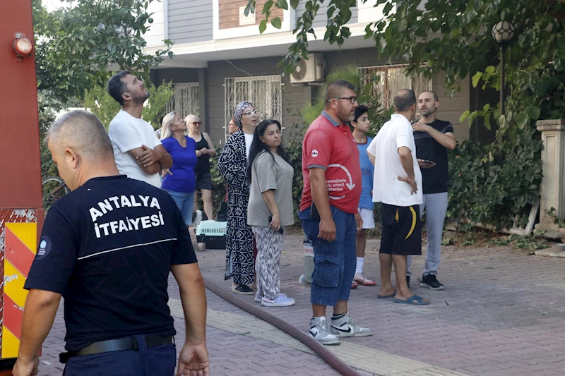 Banyodaki şofbenden çıkan yangın apartmandakileri sokağa döktü