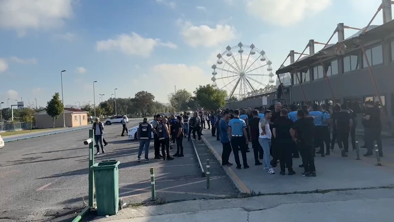 İstanbul- Avcılar’daki lunaparkın kaçak kısımları yıkılıyor -1