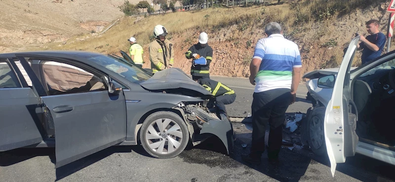 Mardin’de kafa kafaya çarpışan otomobillerin sürücüleri yaralandı