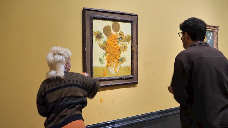 İklim aktivistleri Van Gogh tablosuna çorba fırlattı