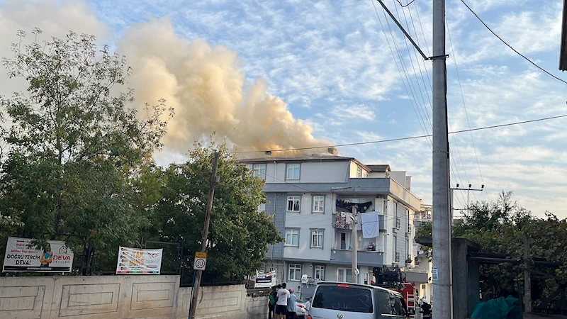 Terasta yakılan mangaldan sıçrayan kıvılcımlar çatıyı yaktı