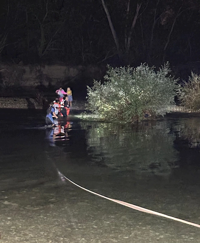 Uyuyunca şelaledeki adacıkta mahsur kalan aile, suyun kesilmesiyle kurtarıldı