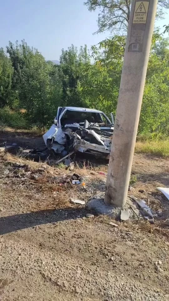 İnegöl’de beton direğe çarpan otomobilin sürücüsü yaralandı