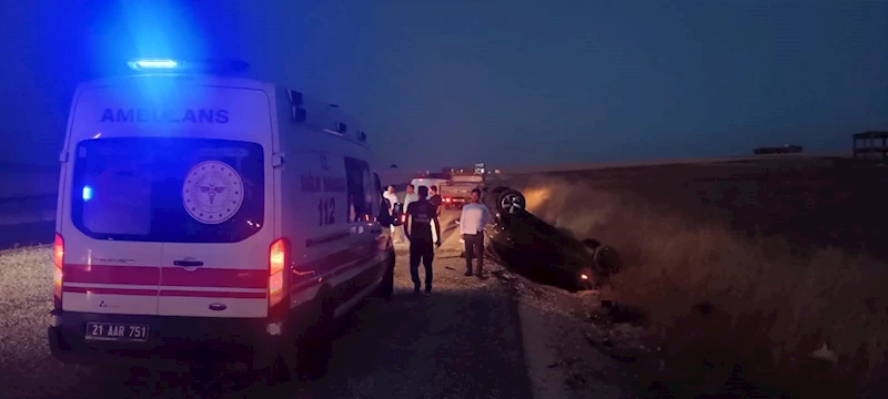 Diyarbakır’da otomobil yol kenarına devrildi: 4 yaralı