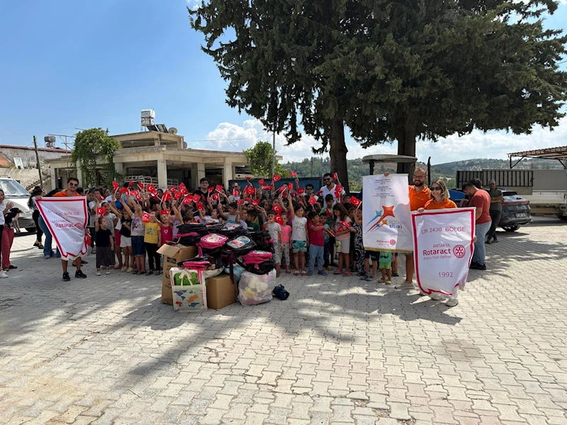 Hatay esnafından aldıkları kırtasiye ürünlerini çocuklara dağıttılar