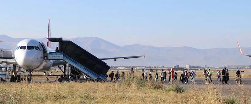 Bomba ihbarı asılsız çıkan Hindistan uçağındaki yolcular, kalkış saatini bekliyor