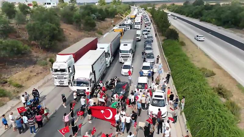 Evlerinin bulunduğu hazine arazisinin ihaleye açılacağını öne sürüp otoyolu trafiğe kapattılar