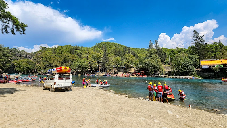 Yılda 1,5 milyon yabancı turistin yaptığı raftinge yerliler ilgisiz / Ek fotoğraf