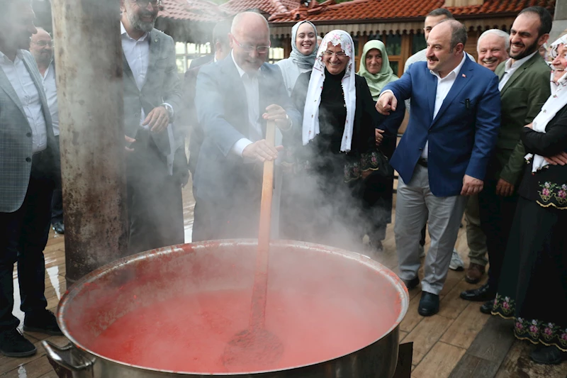 Eski Sanayi ve Teknoloji Bakanı Varank salça kaynatıp, gazetecilere ikram etti