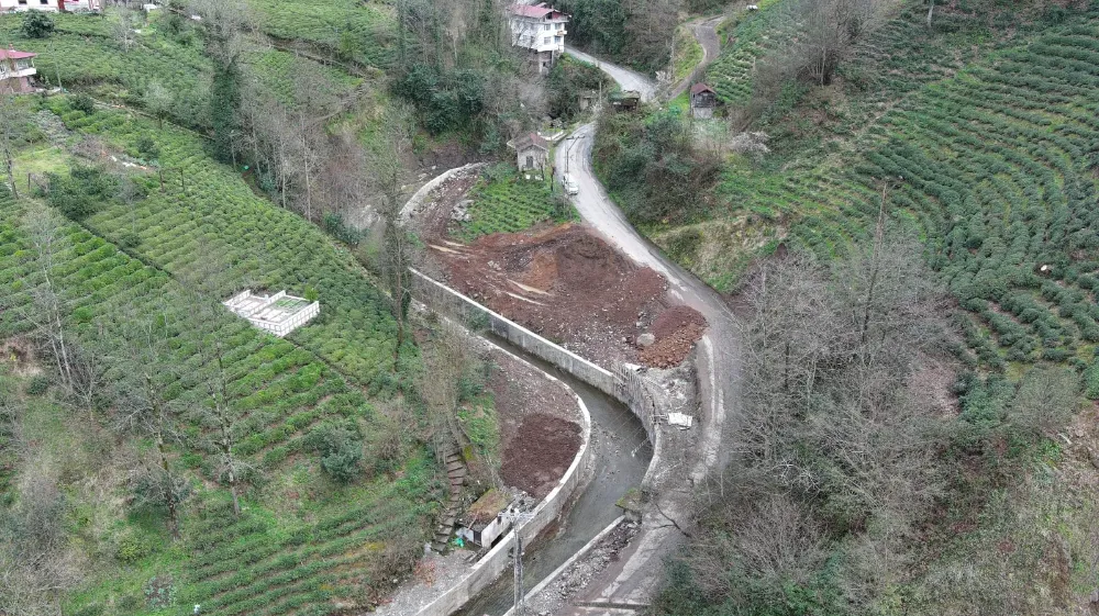 Rize’nin Salarha Deresi’nde Taşkın Kontrol Çalışmaları Devam Ediyor