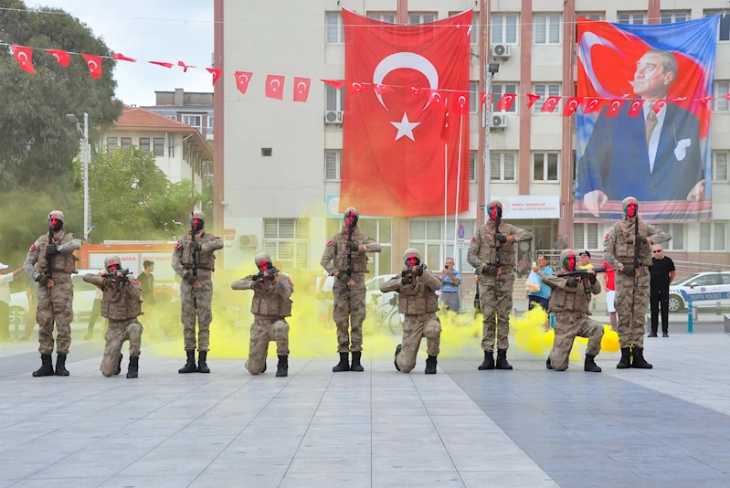 Komandoların tüfekli gösterisi ayakta alkışlandı