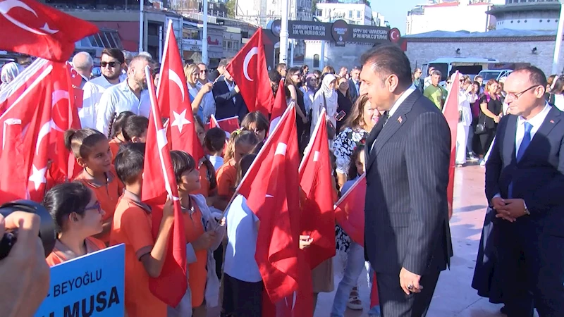 İstanbul- Yeni eğitim öğretim yılının başlaması dolayısıyla Taksim Cumhuriyet Anıtı’nda tören düzenlendi