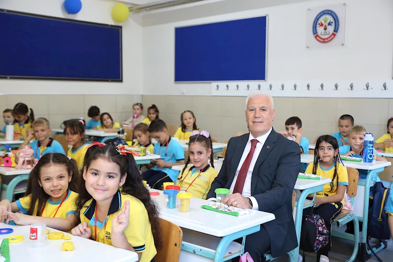 Başkan Bozbey, öğrencilerin ilk ders zili heyecanına ortak oldu