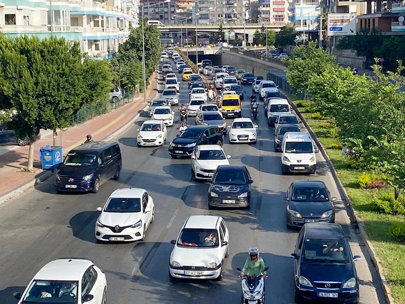 Okullar açıldı, trafik kilitlendi