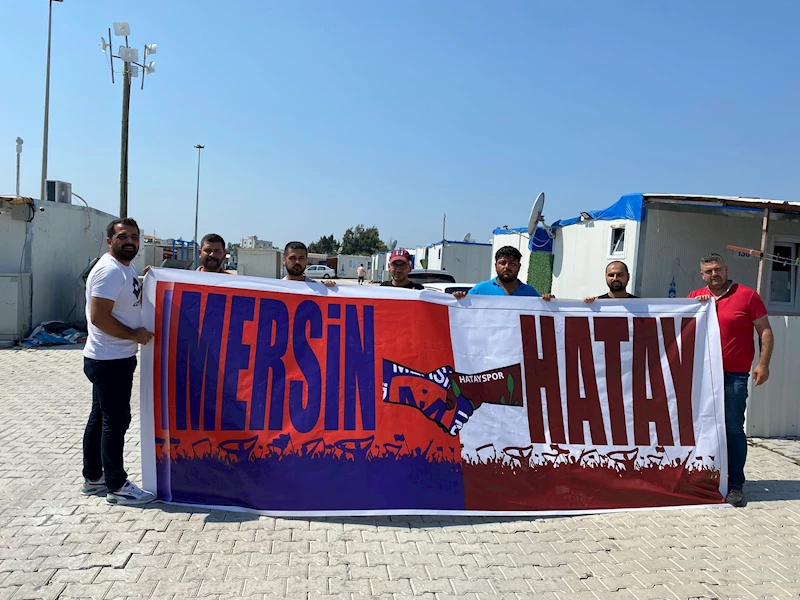 Taraftarlar, Hatay’da öğrencilere kırtasiye yardımı dağıttı