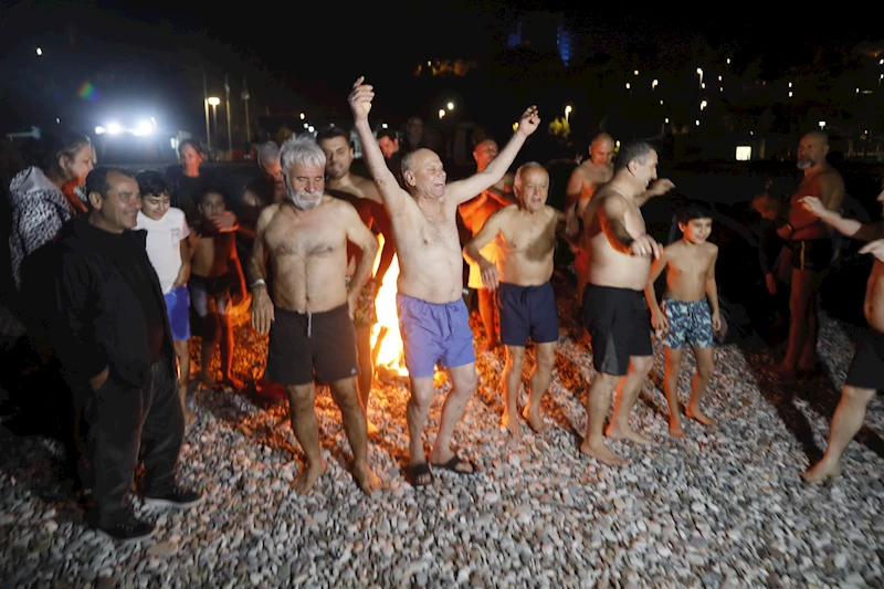 Antalya yeni yılı denizde karşıladılar