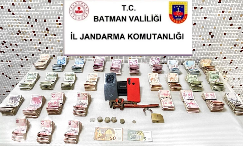 Türbedeki hayır kutusundan 200 bin TL çalan 3 çocuk yakalandı