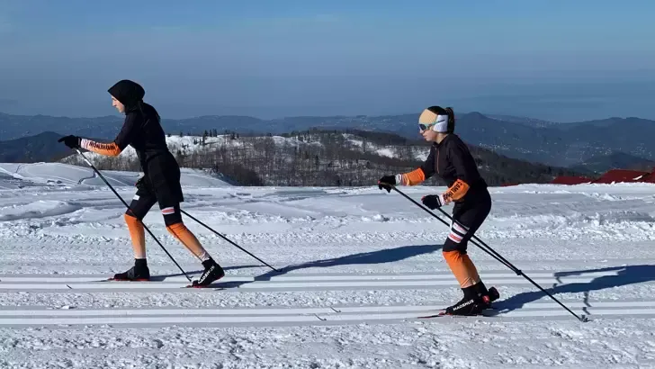 Deniz manzaralı yaylada kayak yarışlarına hazırlanıyorlar