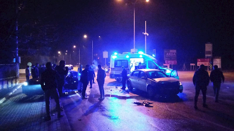 Ambulansa yol vermek isterken otomobiller çarpıştı: 4 yaralı