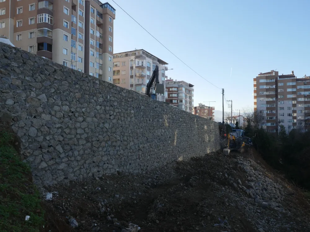 Trabzon Büyükşehir Belediyesi, Çöken Duvarın Yeniden Yapımı İçin Hızla Çalışmalara Başladı