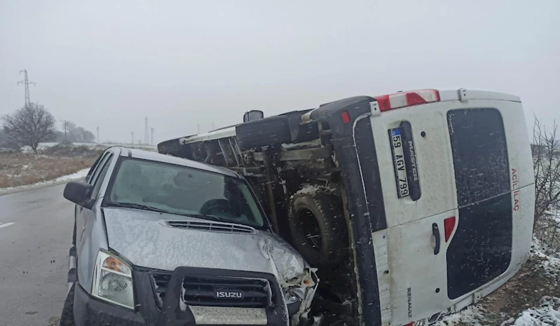 Buzlanan yolda devrilen minibüse kamyonet çarptı: 1 yaralı