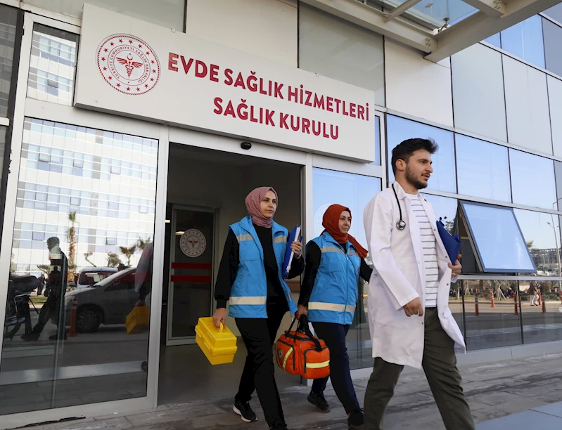 1400 hastaya evde sağlık hizmeti; duygusal anlar da yaşanıyor