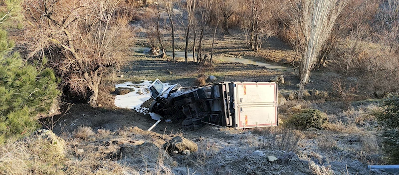 Şarampole devrilen kamyonun sürücüsü, kazayı yara almadan atlattı